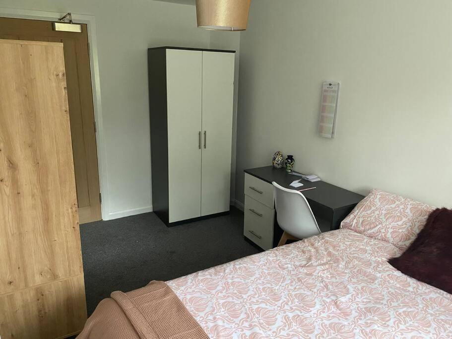 Apartment 2 Bedroom By Brookland Serviced Short Lets With Free Wifi *