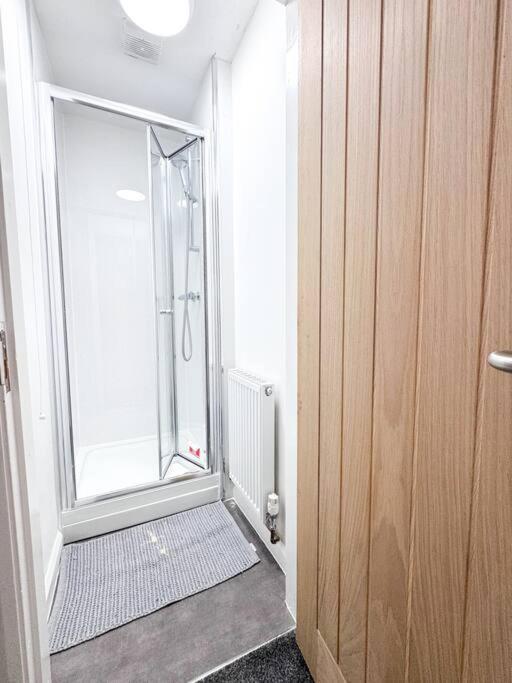 2 Bedroom By Brookland Serviced Short Lets With Free Wifi Apartment